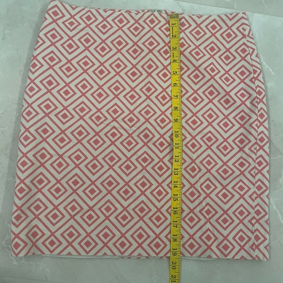 Ann Taylor Pencil Skirt Size 10P Cream Red
Diamond Geometric Pattern Fully Lined - Picture 6 of 8